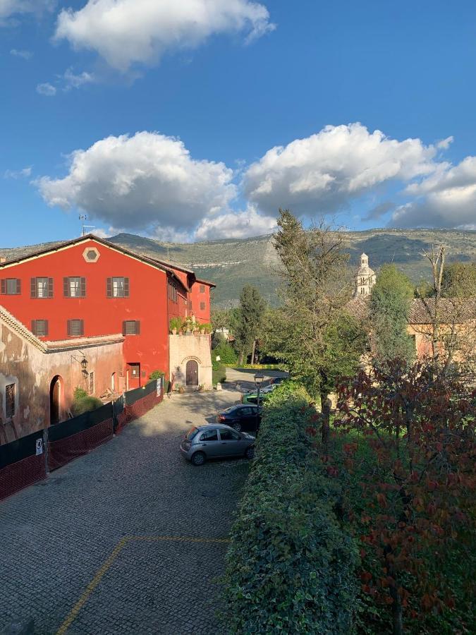 Casette Rosse Nel Borgo Medievale Di Fossanova 라티나 외부 사진